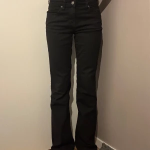 Svarta bootcut jeans - Snygga svarta bootcut jeans med medel hög midja aldrig använda! 