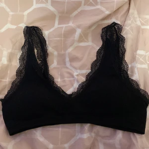 Svart spetskantad topp - Säljer en svart topp , bh som jag har använt men inte så många gånger ❤️ kommer ej till användning ❤️