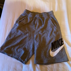Nike shorts  - Härlig Nike shorts som man kan rocka om du letar efter en bra fit som fortfarande ska vara skön