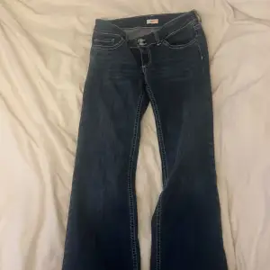 Lågmidjade mörkblå jeans från Nelly i storlek 38, aldrig använda men lappen är inte kvar💕 nypris 700kr