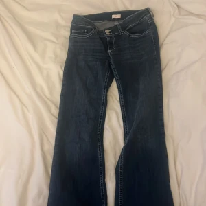 Snygga lågmidjade jeans - Lågmidjade mörkblå jeans från Nelly i storlek 38, aldrig använda men lappen är inte kvar💕 nypris 700kr