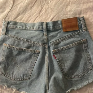 Levis jeans skjorts - Oanvända jeansshorts, köpta förra sommaren för 600kr