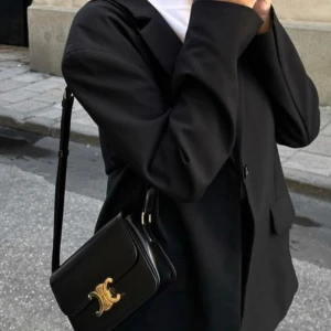 Kavaj  - Snygg svart blazer från Nelly Trend. Perfekt för att ge en stilren touch till din outfit.  Oversized