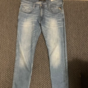 Blå jeans från Replay - Snygga blå jeans från Replay i modellen Anbass.  Bekväma i slim fit. Perfekta för en soft stil. Storlek 32/34. Jeansen e bara använda några gånger och köpte för några månader sen.