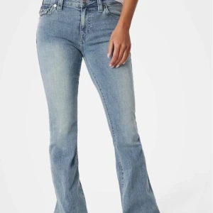 Blå bootcut jeans - Säljer nu mina true religon jeans då ja inte använder dom, dom är mid rise och använda 2 gånger, nypris :1200kr säljer för :1000kr då dom nästan är oanvända skriv för mer info eller bilder osv.