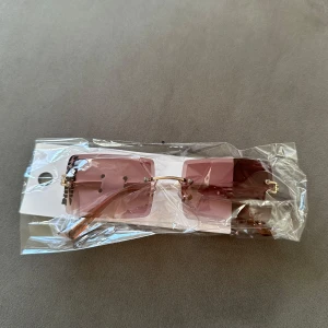 Solglasögon  - Solglasögon, köpta på bikbok. Nya, aldrig använda, kommer som de köptes.