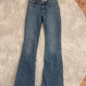 Blå lågmidjade bootcut jeans  - Snygga blå bootcut jeans från Lager, säljer då de ej kommer till andväning. Storlek Xs Full Length, men passar mig som har S. Frakt tillkommer 