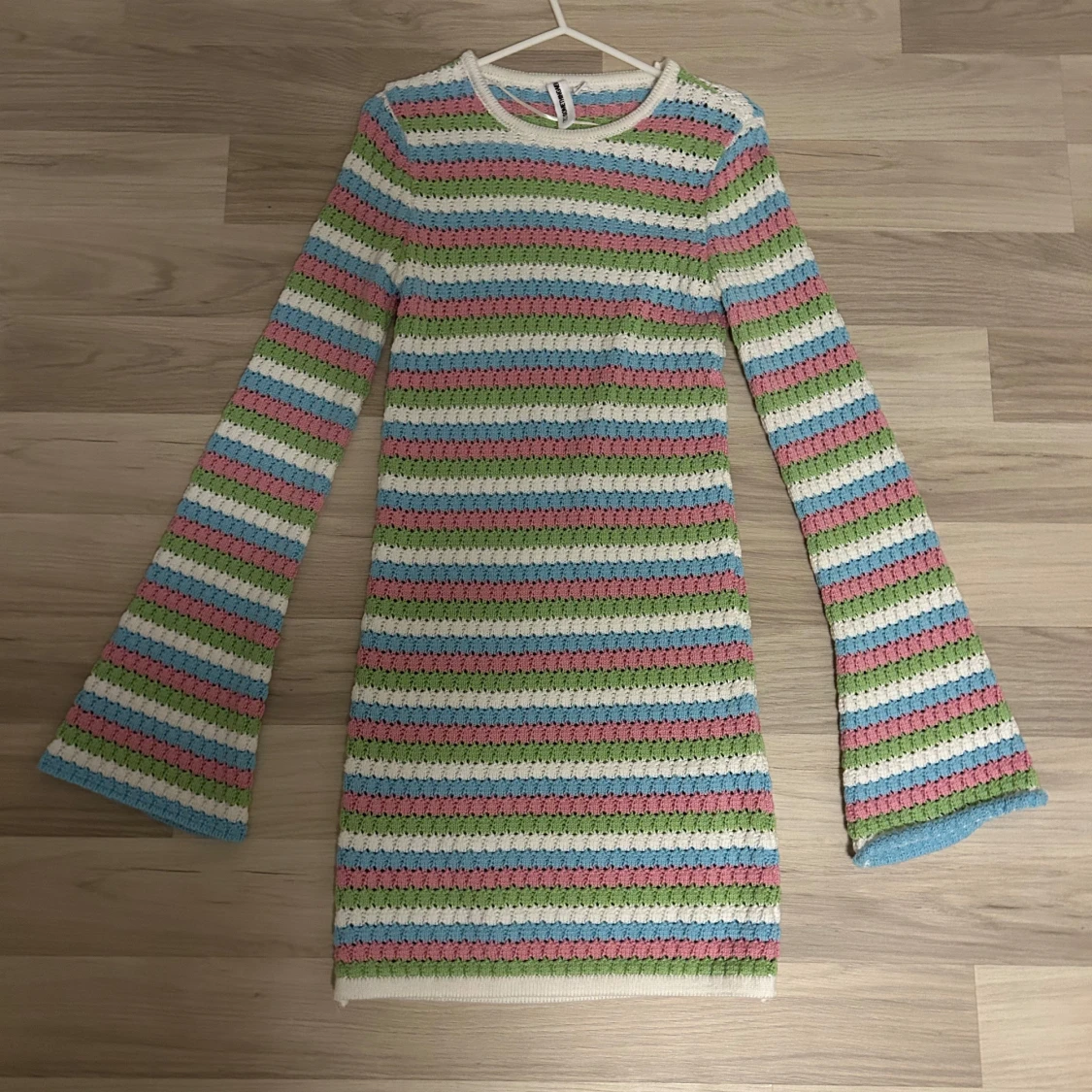 Flerfärgad stickad klänning