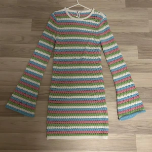 Flerfärgad stickad klänning - Somrig virkad klänning i pastellfärger från Veromoda!💕säljer då den ej kommit till användning!