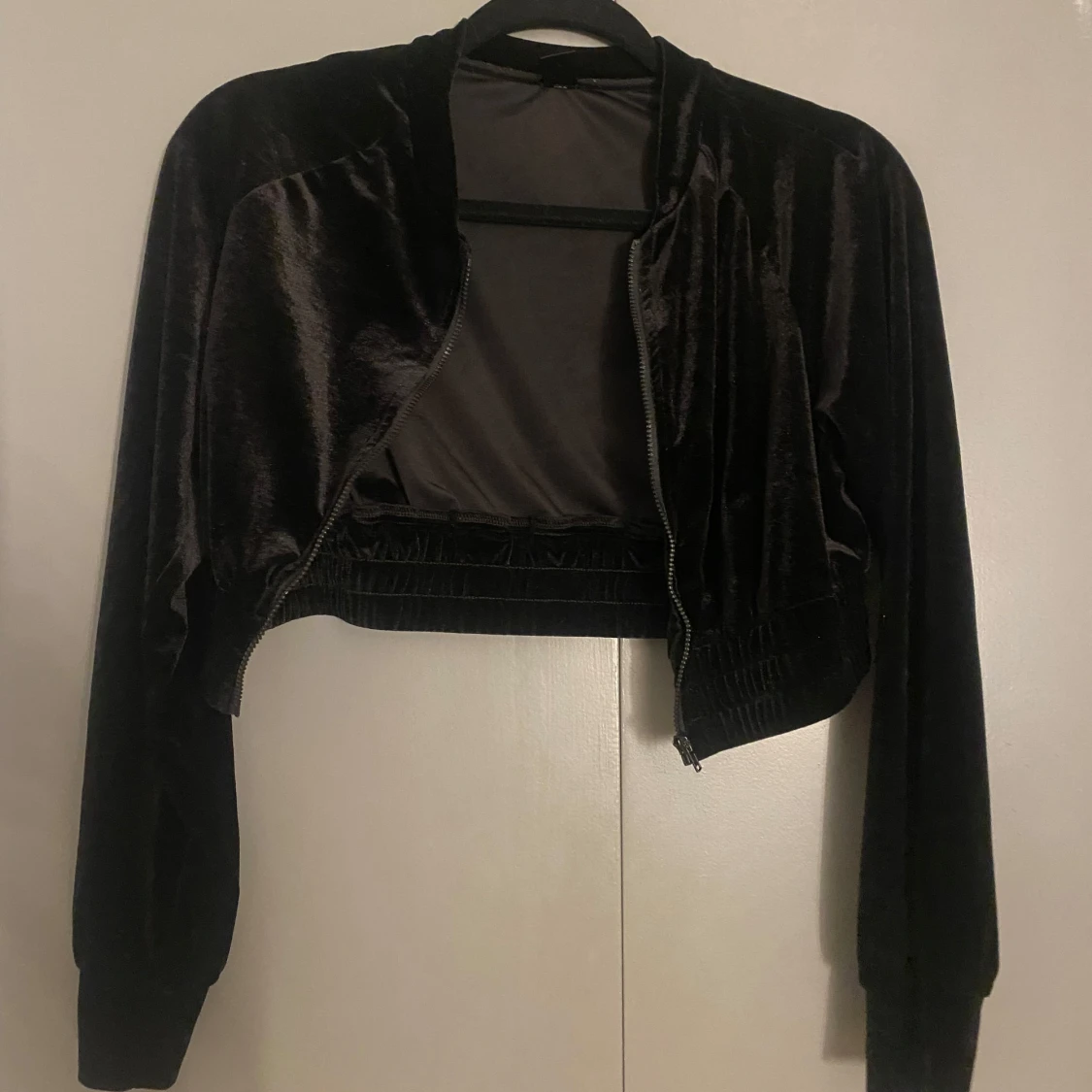 Svart sammet bomberjacka från Shein