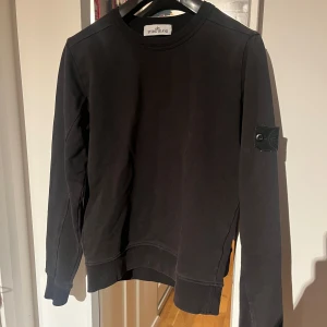 Svart tröja från Stone Island - Säljer en stilren svart tröja från Stone Island då den är för liten för mig. Vågar inte säga om det är äkta eller ej men hör gärna av dig vid frågor eller funderingar! 