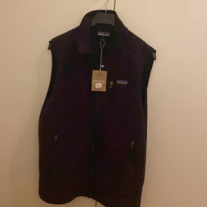Patagonia väst - Patagonia väst i helt nyskick och andvänts 1 gång (endast testad) med lapparna på. Köpt för 1300 men säljer pg att den var för liten. Perfekt nu när våren är här. Skriv för minsta fundering