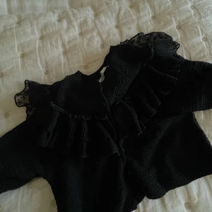 Zara volang blus - säljer min super fina volang blus från Zara i jätte fint skick, köpte den för ungefär 1 år sen och har knappt kommit till användning, köpte den för 320 och säljer den för 180, kan sänka priset vid snabba köp. hör av er!🩵🩵