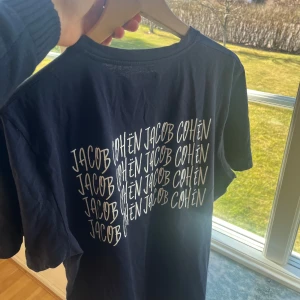 Jacob Cohen t shirt - Säljer min sjukt snygga t shirt från jacob cohen, grymt skick, storlek M, nypriset är 2000, hör av er vid frågor och funderingar 