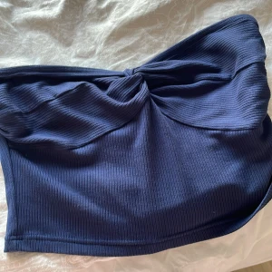 Mörkblå  tubtopp från Shein - Säljer en mörkblå  tubtopp från Shein. Aldrig använt 💕