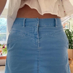 Blå jeanskjol från French Connection - Snygg blå jeanskjol från French Connection. Har inte fickor bak men stora där fram. 