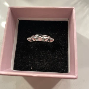 Edblad ring - Silvrig Edblad ring i storlek 16,8 (S), säljer då den ej används längre. Priset kan diskuteras