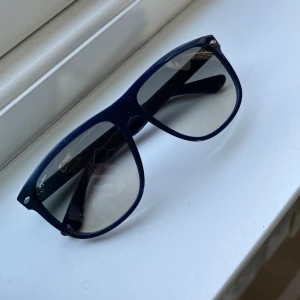 Ray-Ban Boyfriends - Sköna Ray-Ban brillor till salu. | De är mycket fint skick, någon liten repa på glaset men märks inte av! | Storleks tabell har nötts bort något men de sitter som 60:15 ungefär. | Skickar i ett replacement fodral då jag tappa bort orginal kommer också med en duk! | Ställ gärna frågor innan du köper!