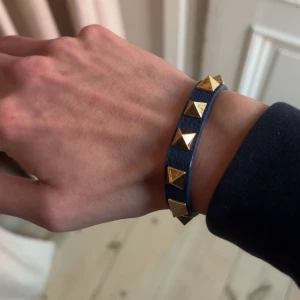 Valentino armband  - Valentino armband  (lookalike)! Mörkblå färg! Helt nytt!