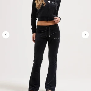 Juicy byxor svarta strl M - Säljer mina svarta byxor utan fickor från Juicy couture i nyskick, inga tecken på användning.❗️ Det är samma modell som de på bilden men utan diamanterna, jag hittade ingen annan bild då de inte säljs längre men det är samma passform❗️köptes för 1200, pris kan diskuteras🩷🩷