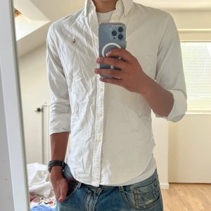Ralph Lauren skjorta  - Hej, saljer nu en snygg Ralph Lauren skjorta storlek S slim fit. Den är i nyskick och kommer vara otroligt snygg när det blir lite varmare. Nypris ¡1500kr! Kommer sälja mycket liknande inför sommaren så följ och kolla annonser i profilen😼