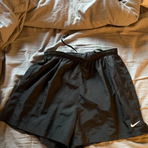 Svarta träningsshorts från Nike - Säljer ett par svarta träningsshorts från Nike. Funkar både att bada och träna i😁