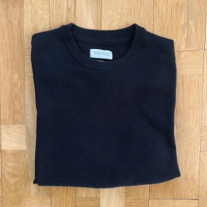 These glory days merino tröja - Säljer en stilren svart tröja från These glory days. Tröjan är långärmad och har en rund halsringning. Den är i rätt så bra skick. Perfekt för en minimalistisk look. Passar bra till både jeans och chinos.