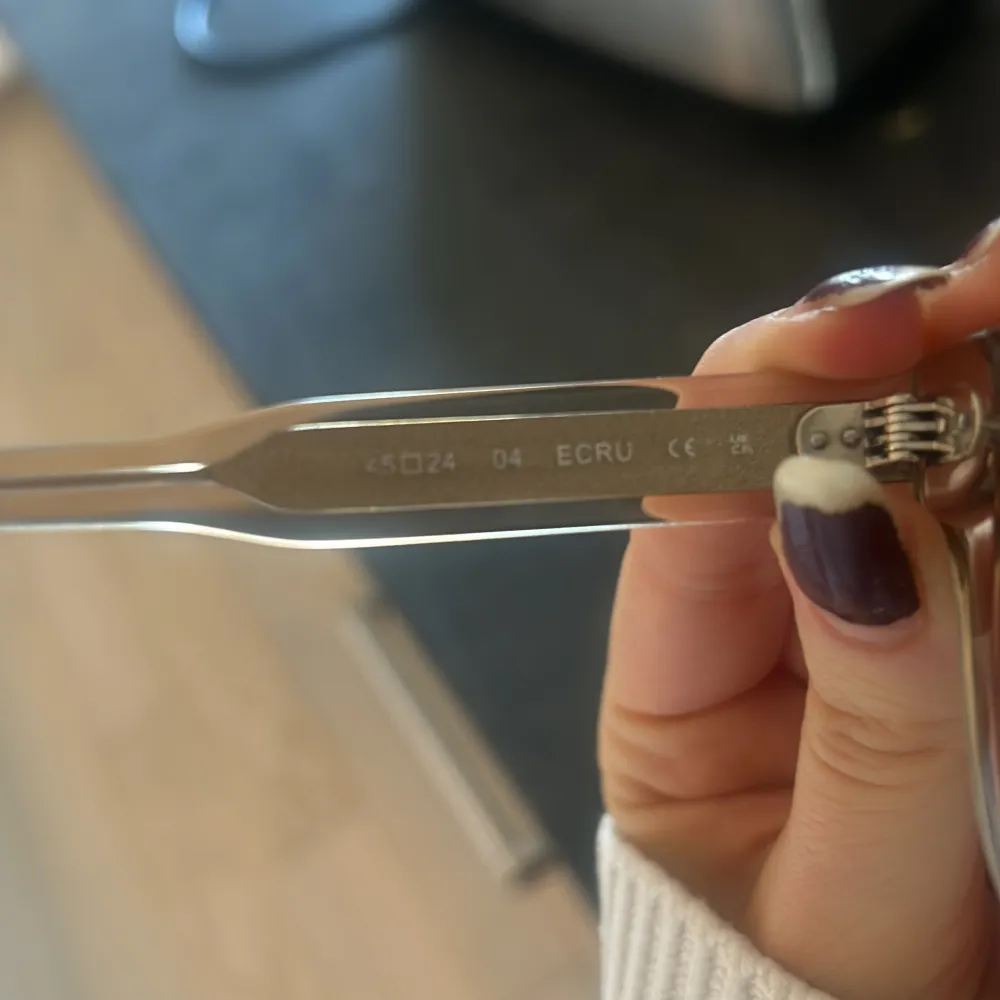 Säljer nu mina CHIMI solglasögon som hafts i två år men använts ett fåtal gånger. Modell 04 i färgen ECRU. Hör av er om ni vill ha fler bilder. Fodral medföljer och pris går att diskutera. Ny pris 1400kr . Asusteet.