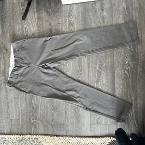 Dickies byxor - Jag säljer ett par dickies byxor i bra skick. De har varit mina favorit byxor men har tyvärr på senaste tiden växt ur de. Storleken ser man på den sista bilden(W30L32).