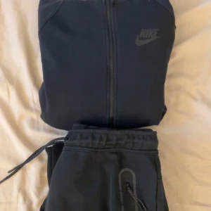 Svart Nike set  - Säljer ett svart nike sett, tröjan är lite mer använd än byxorna men inget är trasigt på något av plaggen 