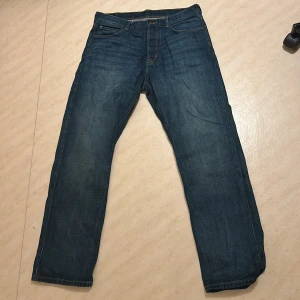 Blå jeans från Weekday - Säljer ett par blå jeans från Weekday i modellen Space Relaxed Straight. Perfekta för en avslappnad stil.