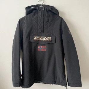Napapijri anorak - Anorak från Napapijri. Lätt fleecefodring, bröstficka och dragkedja på ena sidan. Kan mötas  upp i centrala eller norra stockholm. Säljes pgs för korta armar. 9/10