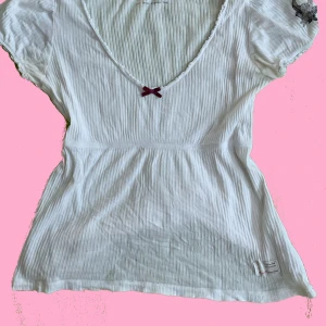Vit ribbad topp med rosett ifrån Odd Molly💞💞 - Säljer en söt vit topp ifrån Odd Molly💞 Säljer då den tyvärr inte kommer till användning. Toppen har korta ärmar och en v-ringad design. Lägg gärna prisförslag 💞