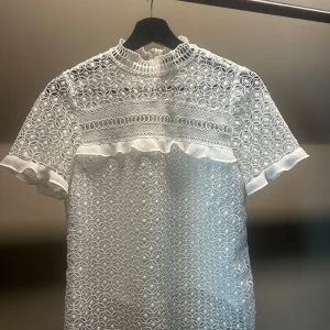 Vit blus - Jätte fin vit blus från Zara, har lite högre krage. Inga defekter