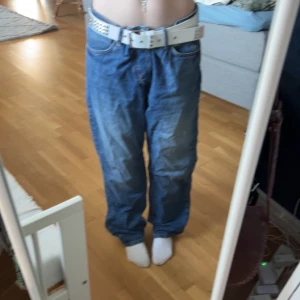Blå jeans från Sweet SKTBS - Säljer ett par klassiska blå jeans från Sweet SKTBS. De har en avslappnad passform.  Ytterben - 104 cm Innerben - 78 cm Midja - 43 cm