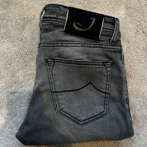 Grå jeans från Jacob Cohën - Skick: 10/10, felfria - Storlek: 29 - Längd:93cm Midja:39cm ben:17cm - Nypris: 5000 kr+