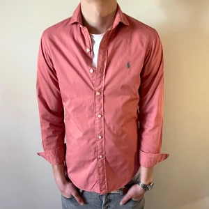Rosa Ralph Lauren skjorta - Nu säljer vi ännu en fet polo skjorta som passar till alla tillställningar!(mycket bra skick) Du ska kunna uttrycka stil utan att det kostar för mycket!🕺🍾💼🤩  Storlek👔: S Nypris💰: ca1499 kr