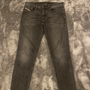 Grå jeans från Diesel - Snygga grå jeans från Diesel med en klassisk femficksdesign. De har en knappgylf och bälteshällor. Perfekta för en stilren look. Har växt ur jeansen som är storlek 30/32