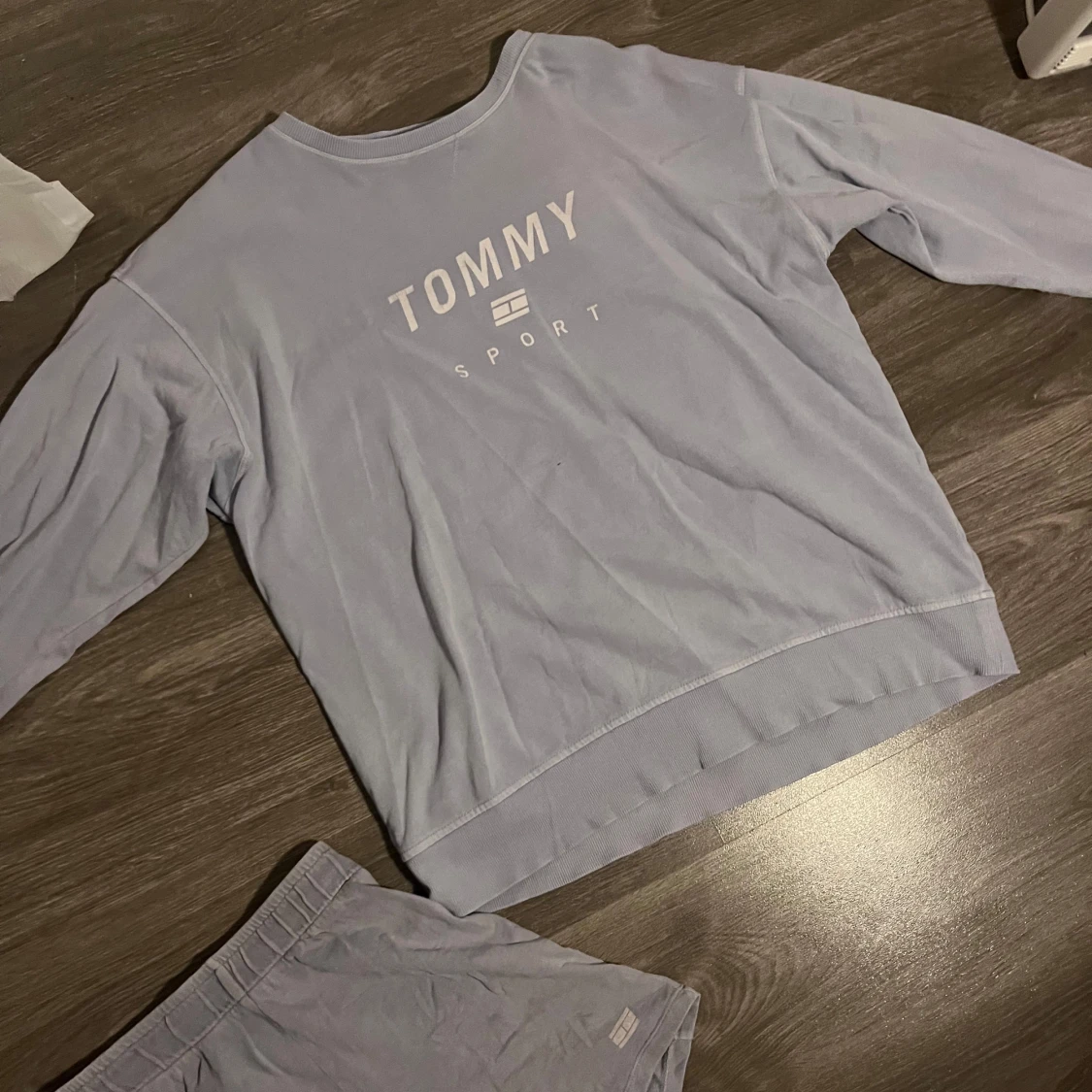 Ljusblå tröja från Tommy Hilfiger Sport med tillhörande shorts