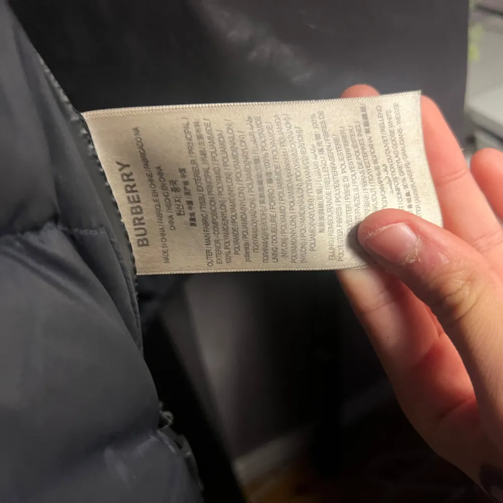 Säljer en stilren svart dunjacka från Burberry. Jackan har en klassisk rutig insida och är perfekt för kyliga dagar. Den har långa ärmar och en snygg design med Burberry-logga på ärmen. Passar perfekt för dig som vill ha både stil och komfort kan bli väst och funkar perfekt till sommaren skriv vid intresse eller om ni har frågor priset går att diskutera👍🏽. Takit.