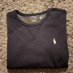 Ralph lauren tröja  - Snygg Ralph lauren tröja. perfekt till våren som kommer. Säljer för den blivit för liten. Tröjan är storlek S och är i en snygg mörkblå färg. Hör av er vid frågor👌🏼. (Pris kan sänkas vid snabb affär🤝🏼)