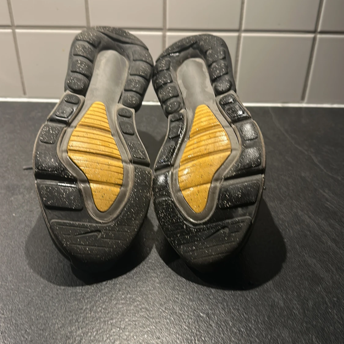 Svarta Nike Air Max med gula detaljer - 2