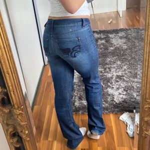 Espirit bootcut Lågmidjade jeans - Snygga blå jeans med broderad detalj på bakfickorna. De har en bootcut-stil och låg midja, med massa snygga detaljer. Jättesnygga men tyvärr lite små på mig 🥲