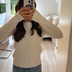 Vit stickad tröja - Vit mysig stickad tröja från only med rund hals och långa ärmar. Den har ribbade muddar vid ärmslut och nederkant. Priset kan diskuteras!