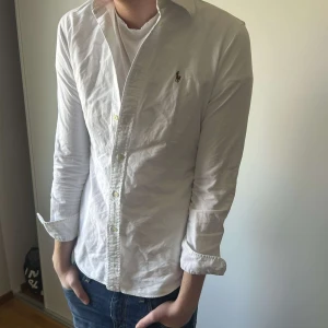 Vit skjorta från Ralph Lauren -  vit skjorta från Ralph Lauren i storlek M. Skjortan är för liten då den nu säljs, riktigt fet till sommaren och stilren 