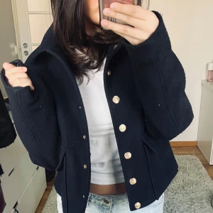 Zara jacka  - Säljer denna skit snygga jacka är från Zara perfekt för våren  💕🙌🏽 