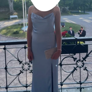 Ljusblå balklänning med slits - Ljusblå balklänning med smala axelband och slits. Perfekt för alla som ska på bal nu i sommar! Hör av er vid intresse🤗 Endast använd en gång, kostar 899 originalpris!