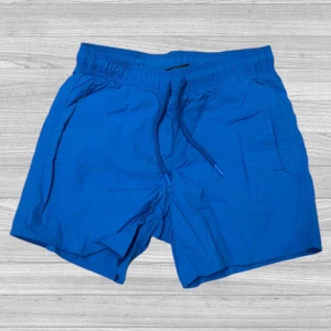 Blå shorts från LCW Casual - Snygga blå shorts från LCW Casual med elastisk midja och snörning. Perfekta för sommarens alla äventyr. De har en avslappnad passform och är gjorda i ett lätt material som känns skönt mot huden.