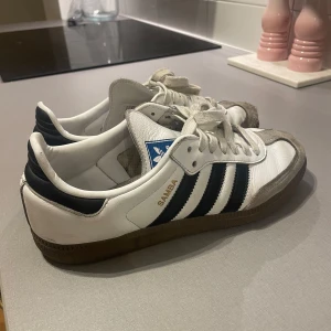 Adidas samba - Säljer mina adidas samba men har tröttnat, haft dom typ ett halv år. As sköna och inte alls överdriver slitna. Mest fram isåfall. Kan rengöras mer om de behövs!❤️