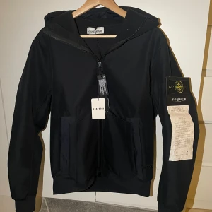 Stone island jacka - Säljer en stilren mörkblå softshelljacka från Stone Island med e.dye® Technology. Säljs endast för den inte kommer till använding. Inga som helst tecken på använding. Kontakta mig vid vilka som helst frågor eller funderingar🙏